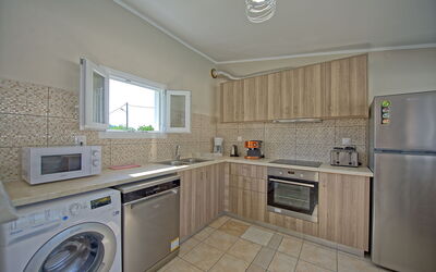 Sidari Beach Villa: Kitchen