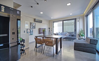 Villa Maripol: Salle à manger, Salon