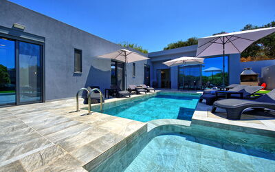 Villa Zaneti: Buitenshuis, Zomer, zwembad