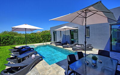 Villa Zaneti: Buitenshuis, Tuin, Zomer, zwembad