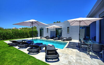 Villa Zaneti: Buitenkanten, Buitenshuis, Tuin, Zomer, zwembad