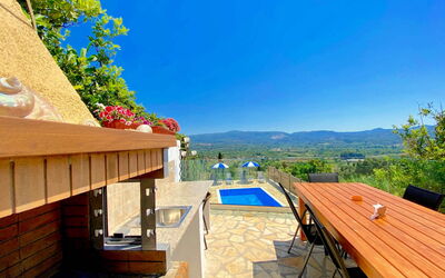 Villa Dinos: Balkon / terras / patio, Buitenshuis