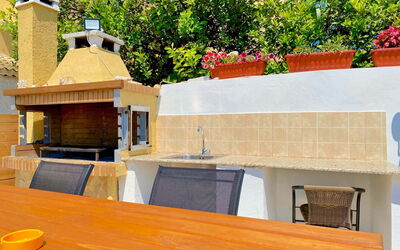 Villa Dinos: Balkon / terras / patio, Buitenshuis