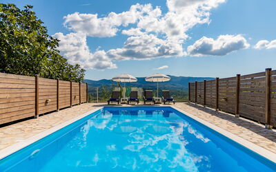 Villa Dinos: Zomer, zwembad