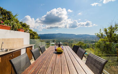 Villa Dinos: Balkon / terras / patio, Buitenshuis