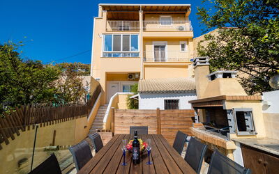 Villa Dinos: Balkon / terras / patio, Buitenshuis