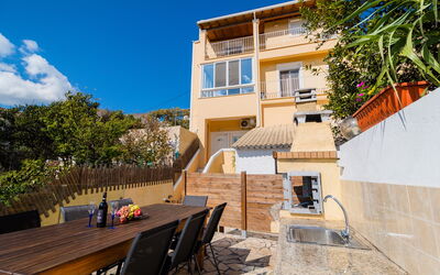 Villa Dinos: Balkon / terras / patio, Buitenshuis