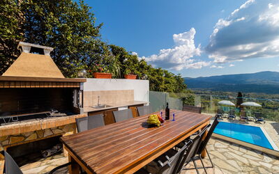 Villa Dinos: Balkon / terras / patio, Buitenshuis