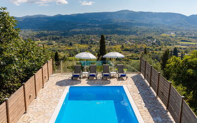 Villa Dinos: Keer bekeken, zwembad