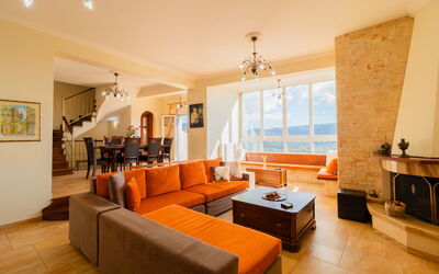 Villa Dinos: Woonkamer