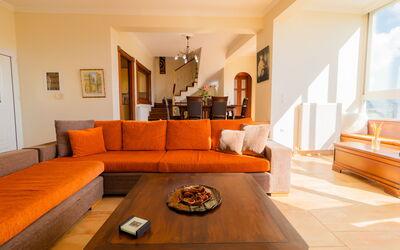 Villa Dinos: Woonkamer