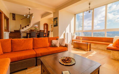 Villa Dinos: Woonkamer