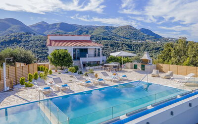 Villa Portes: bassin, Été, Vues