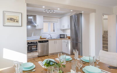 Villa Portes: Cuisine, Salle à manger