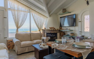 Beach Villa Athanasia: Dining Room, Living Room