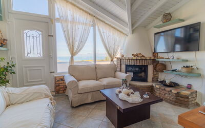 Beach Villa Athanasia: Living Room