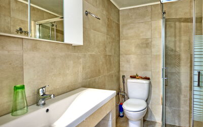 Beach Villa Athanasia: Bathroom