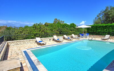 Villa Dimitris: Piscina