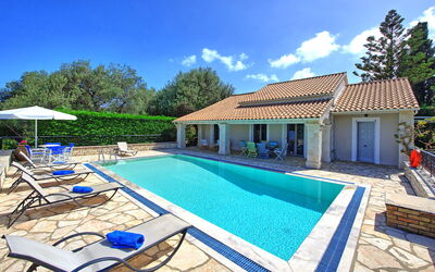 Villa Dimitris: all'aperto, Piscina