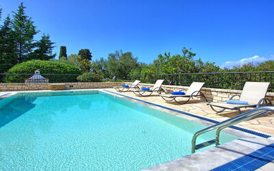 Villa Dimitris: Estate, Piscina