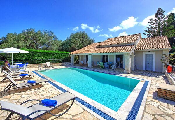 Villa Dimitris: Buitenshuis, zwembad