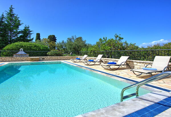 Villa Dimitris: Estate, Piscina