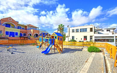 Houses by the Sea: Extérieur