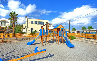 Houses by the Sea: Extérieur