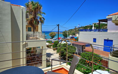 Houses by the Sea: Extérieur