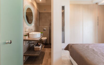 Beach Villa Christina: Bathroom, Bedroom, Room Detail