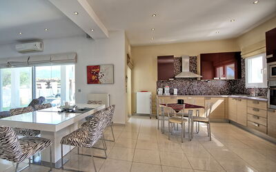 Beach Villa Christina: Dining Room, Kitchen