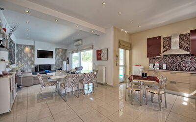 Beach Villa Christina: Dining Room, Kitchen, Living Room