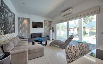 Beach Villa Christina: Living Room