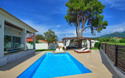 Beach Villa Christina: Pool