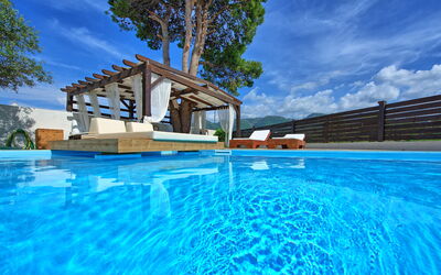 Beach Villa Christina: Pool, Summer