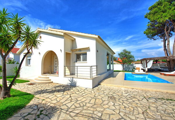 Beach Villa Christina: Estate, Esterni, Piscina