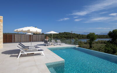 Villa Waterlily: Buitenkanten, Buitenshuis, zwembad