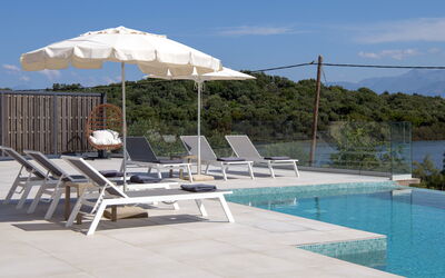 Villa Waterlily: Buitenkanten, Buitenshuis, zwembad