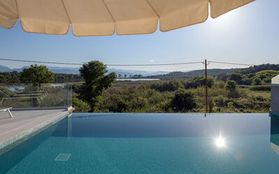 Villa Waterlily: Buitenkanten, Buitenshuis, zwembad