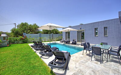 Villa Ampela: Buitenshuis, Tuin, zwembad