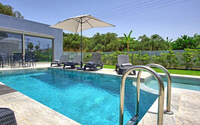 Villa Ampela: Buitenshuis, zwembad