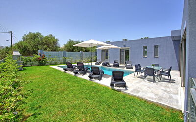 Villa Ampela: Buitenshuis, Tuin