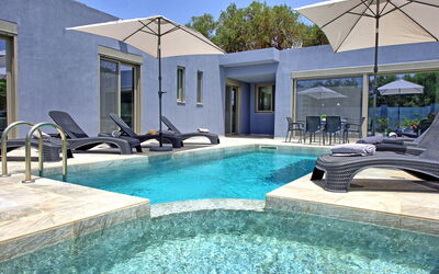 Villa Ampela: Buitenshuis, zwembad