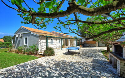 Votana House: Buitenkanten, Buitenshuis, Tuin