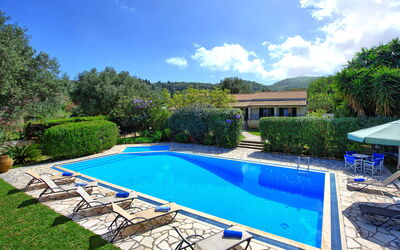 Votana House: Tuin, zwembad