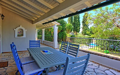 Votana House: Buitenshuis