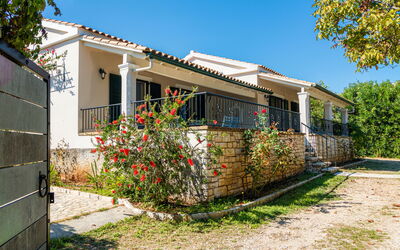 Votana House: Buitenkanten, Buitenshuis, Tuin