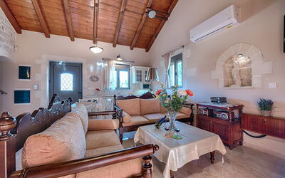 Villa Despanto: Living Room