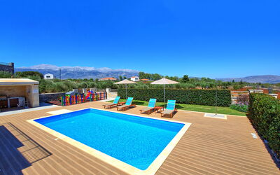 Villa Despanto: Pool, Scenic View