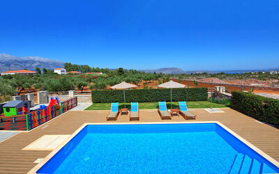 Villa Despanto: Pool, Scenic View